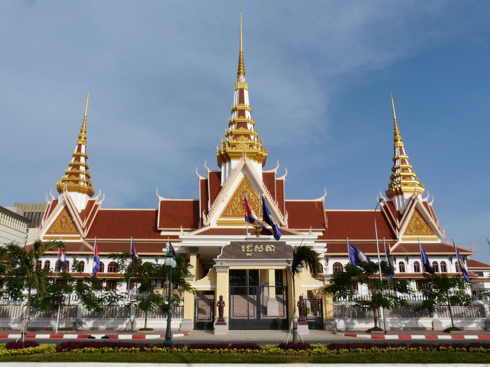 Panasonic DMC-FZ18 sample photo. Phnom penh, government palace photography