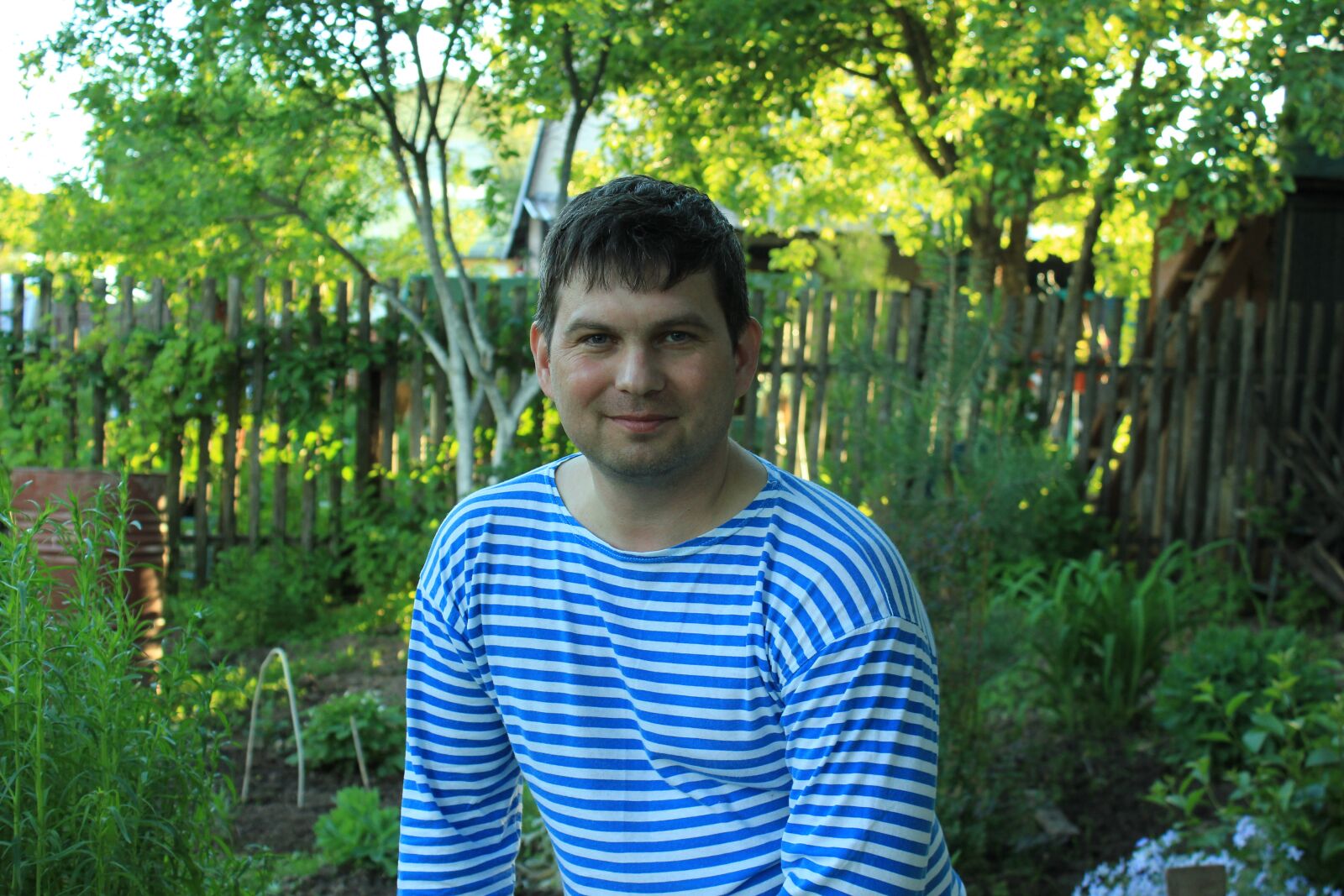 Canon EOS 550D (EOS Rebel T2i / EOS Kiss X4) sample photo. Man, vest, summer photography