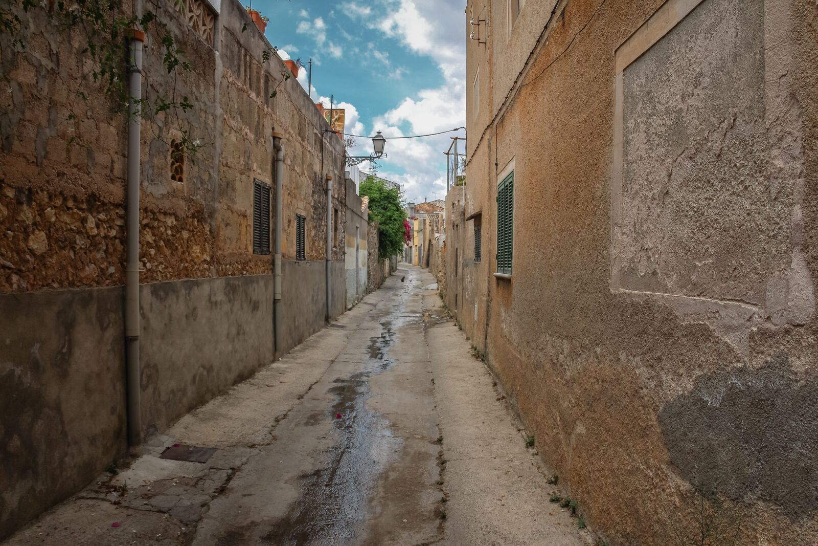 Canon EF-S 18-135mm F3.5-5.6 IS sample photo. Alley, village, vacations photography
