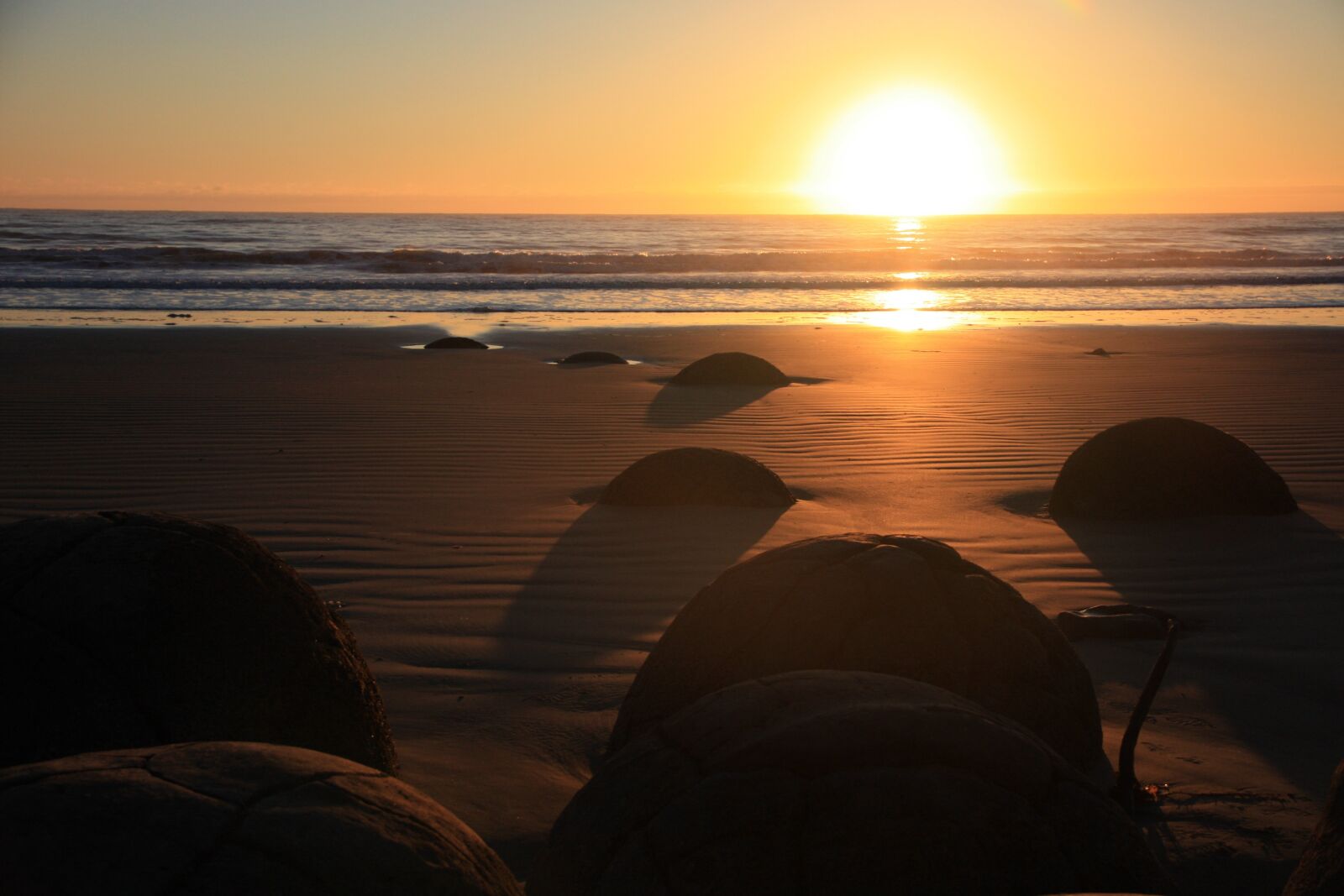 Canon EOS 450D (EOS Rebel XSi / EOS Kiss X2) sample photo. Sunrise, moeraki boulders, new photography