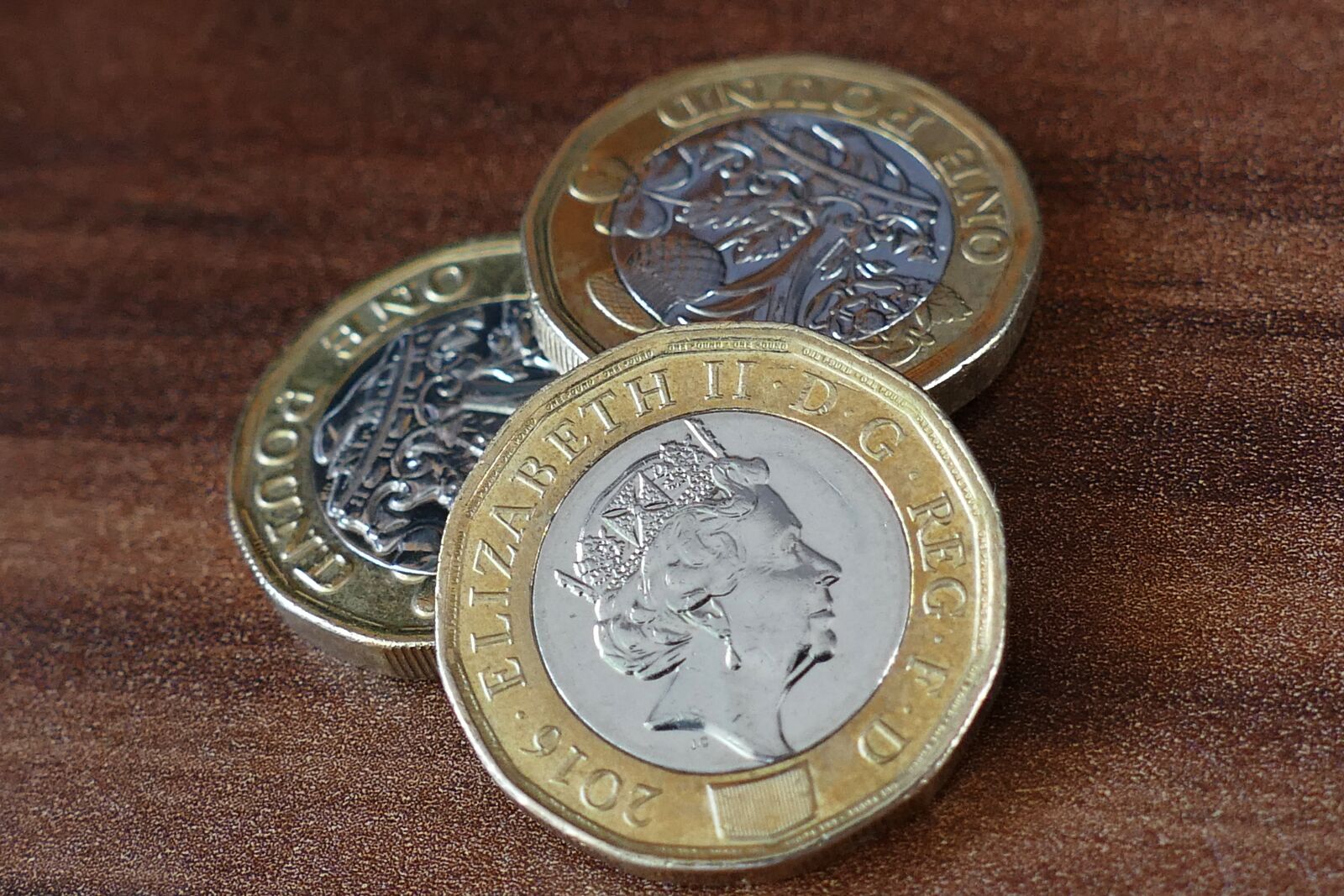 Panasonic Lumix DMC-FZ1000 sample photo. Pound coin, british, new photography