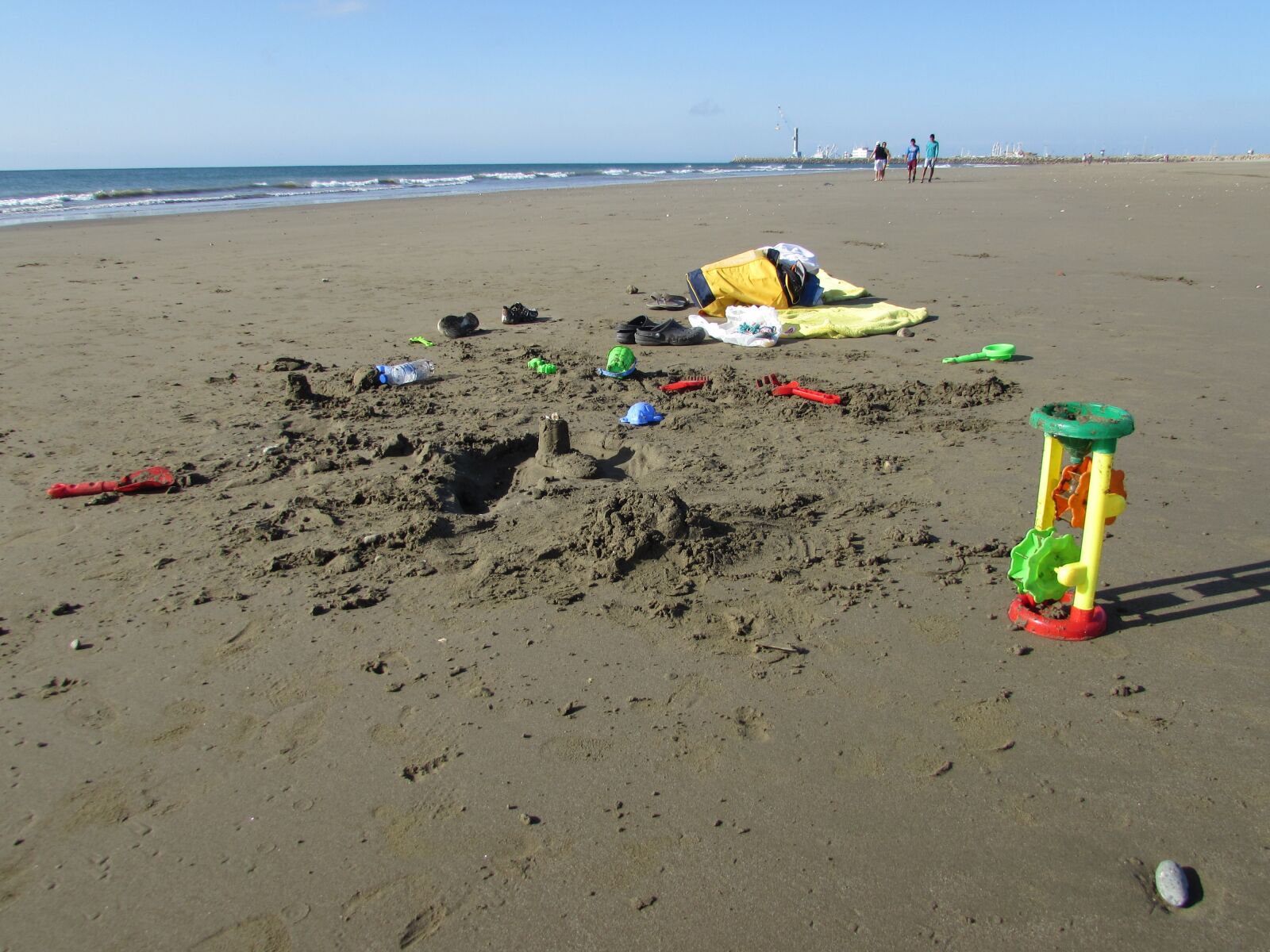 Canon PowerShot SX510 HS sample photo. Beach toys, sun, ocean photography