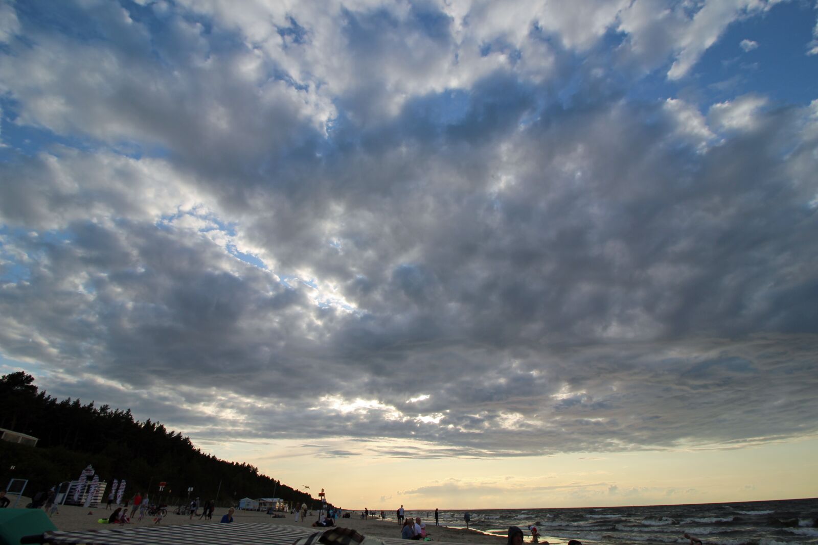 Canon EOS 700D (EOS Rebel T5i / EOS Kiss X7i) + Canon EF-S 10-18mm F4.5–5.6 IS STM sample photo. Sea, sky, twilight photography