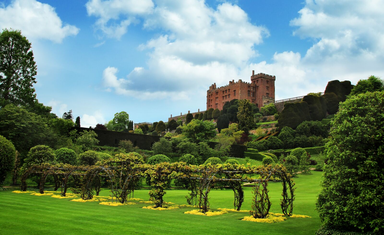 Canon EOS 1300D (EOS Rebel T6 / EOS Kiss X80) sample photo. Powis, castle, wales photography
