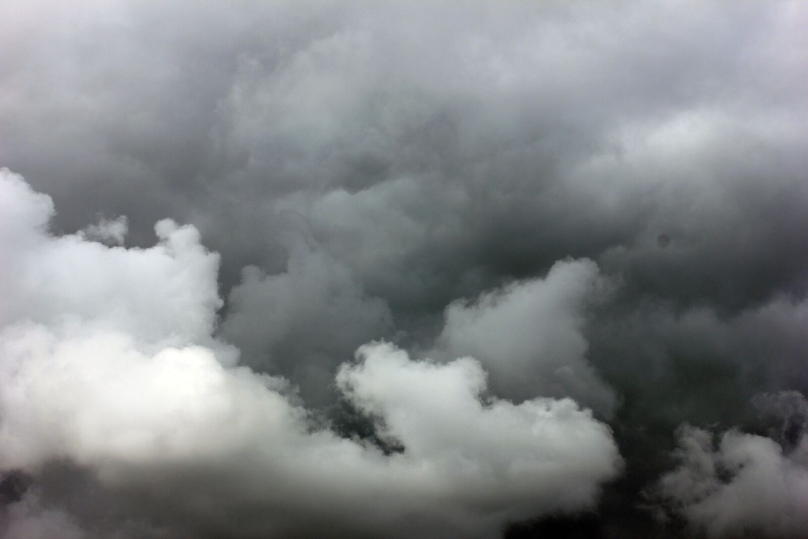 Canon EOS 550D (EOS Rebel T2i / EOS Kiss X4) sample photo. Storm, black sky, weather photography