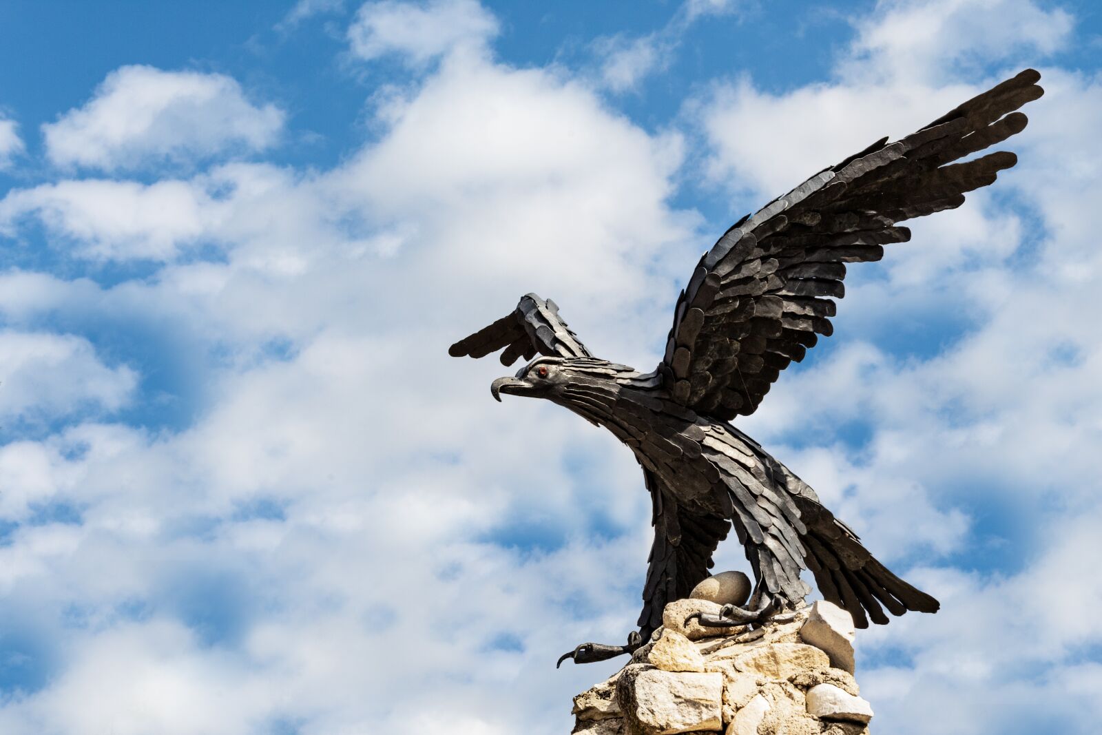 Canon EOS 1300D (EOS Rebel T6 / EOS Kiss X80) sample photo. Aquila, bird, statue photography