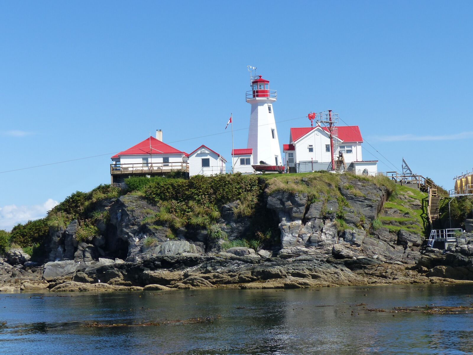 Panasonic Lumix DMC-FZ200 sample photo. Green island, lighthouse, warning photography