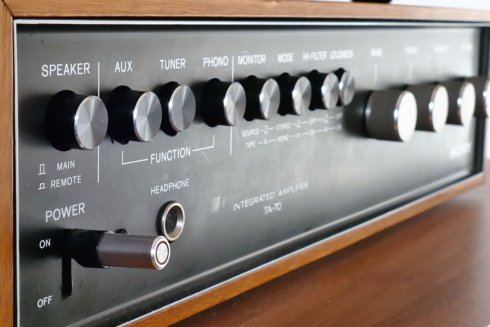 Panasonic Lumix DMC-FZ1000 sample photo. Amplifier, audio, dial, knobs photography