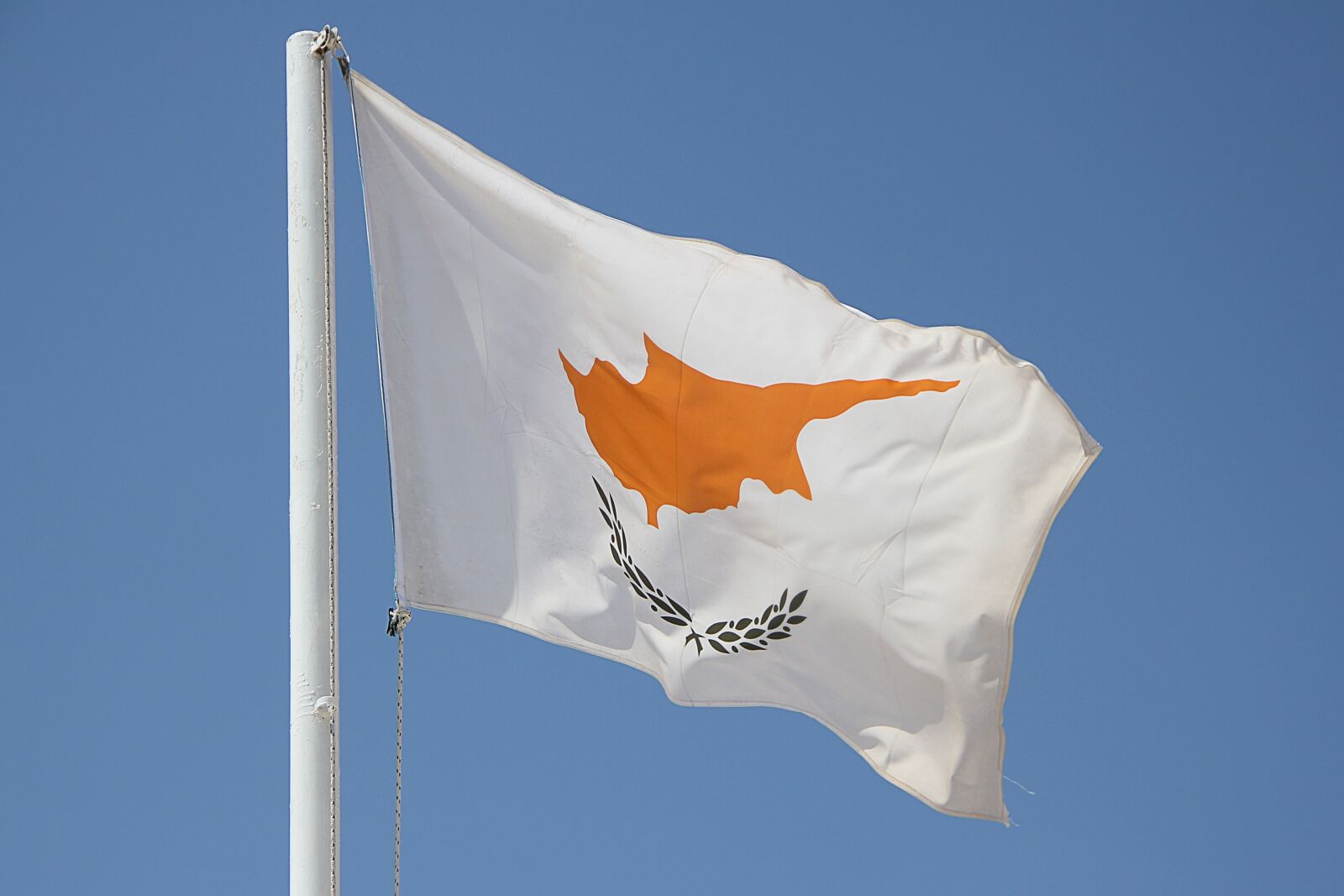 Canon EOS 550D (EOS Rebel T2i / EOS Kiss X4) sample photo. Cyprus, flag, blow photography