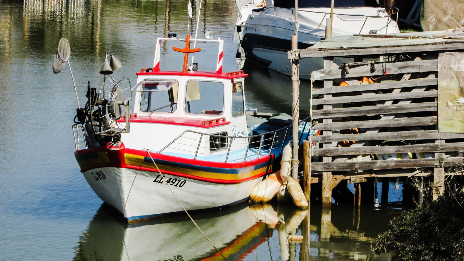 Canon PowerShot SX400 IS sample photo. Fishing boat, fishing shelter photography