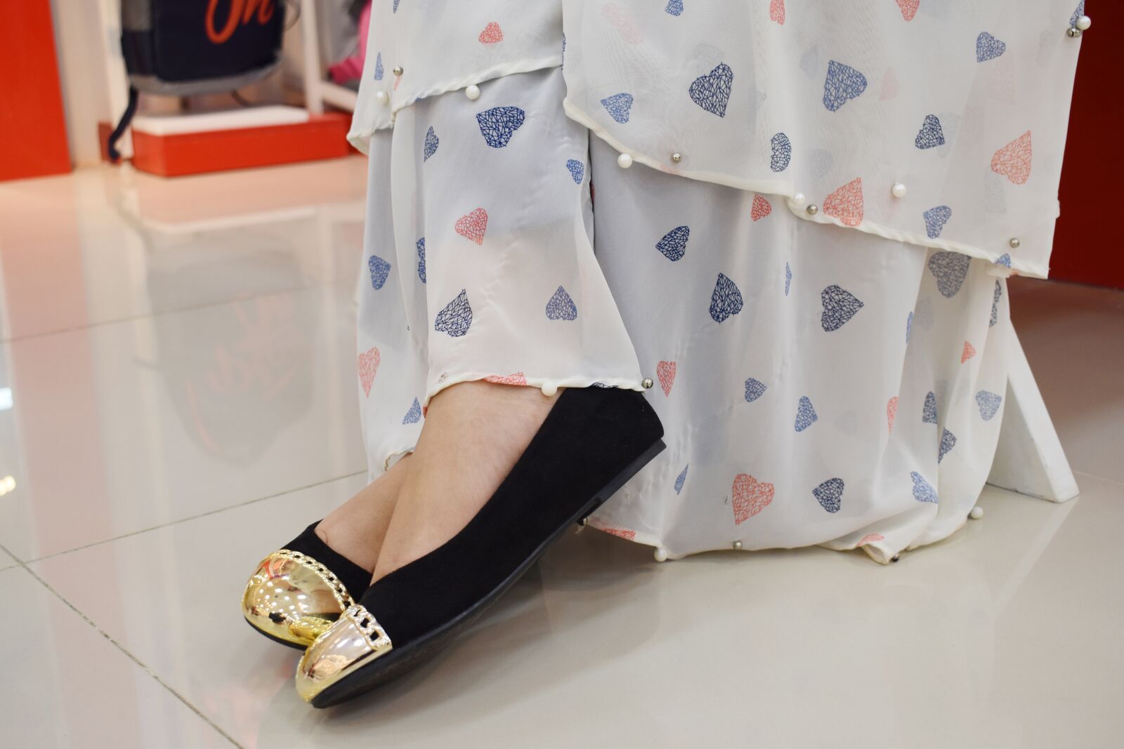 Nikon D5600 sample photo. Shoes, legs, fa photography