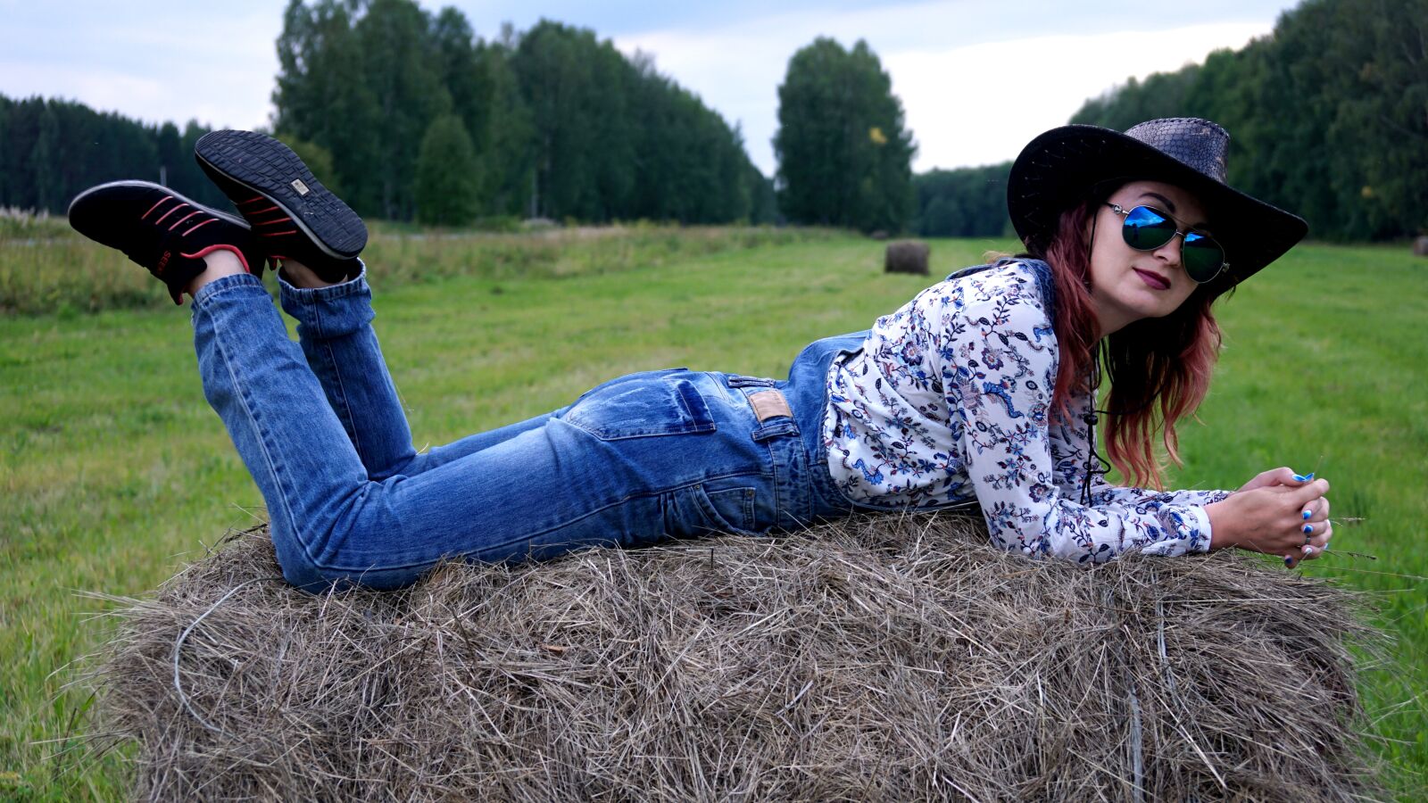 Sony a6000 + Sony Vario-Tessar T* E 16-70mm F4 ZA OSS sample photo. Girl, hay, nature photography