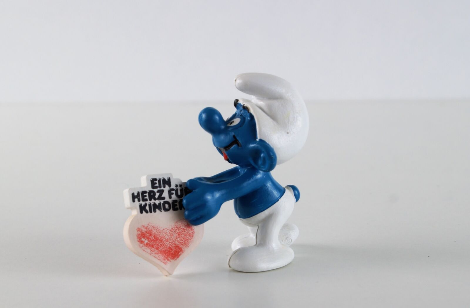 Sony DT 18-70mm F3.5-5.6 sample photo. Smurf, smurfs, a heart photography