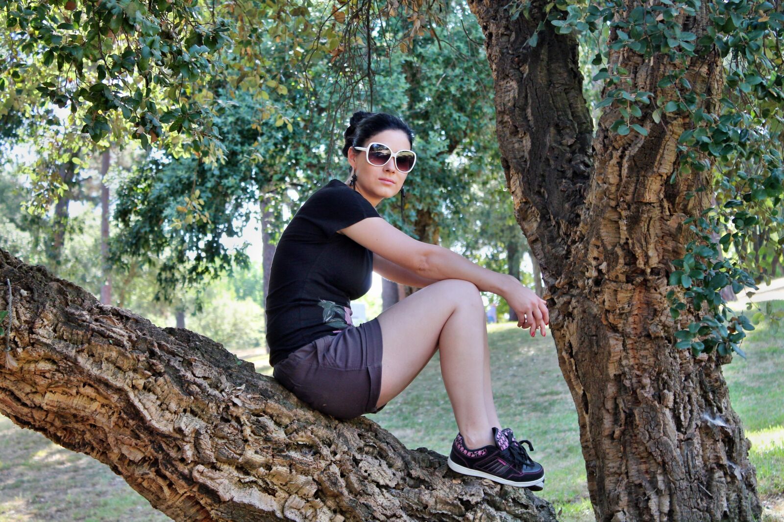 Canon EOS 750D (EOS Rebel T6i / EOS Kiss X8i) sample photo. Woman, sunglasses, tree photography