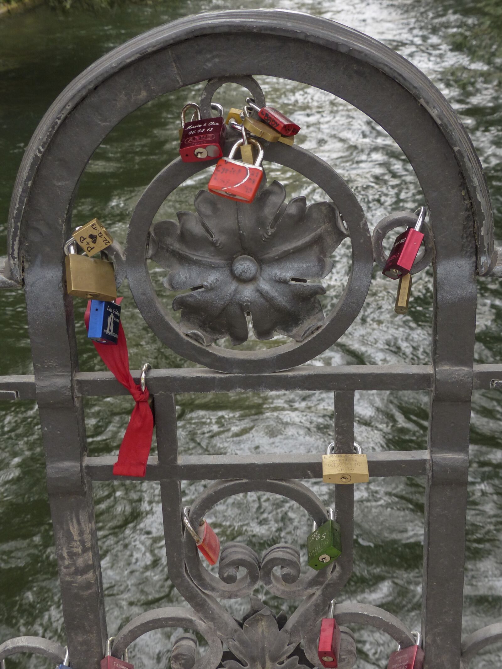 Panasonic Lumix DMC-FZ200 sample photo. Hanging, locks, engravings photography