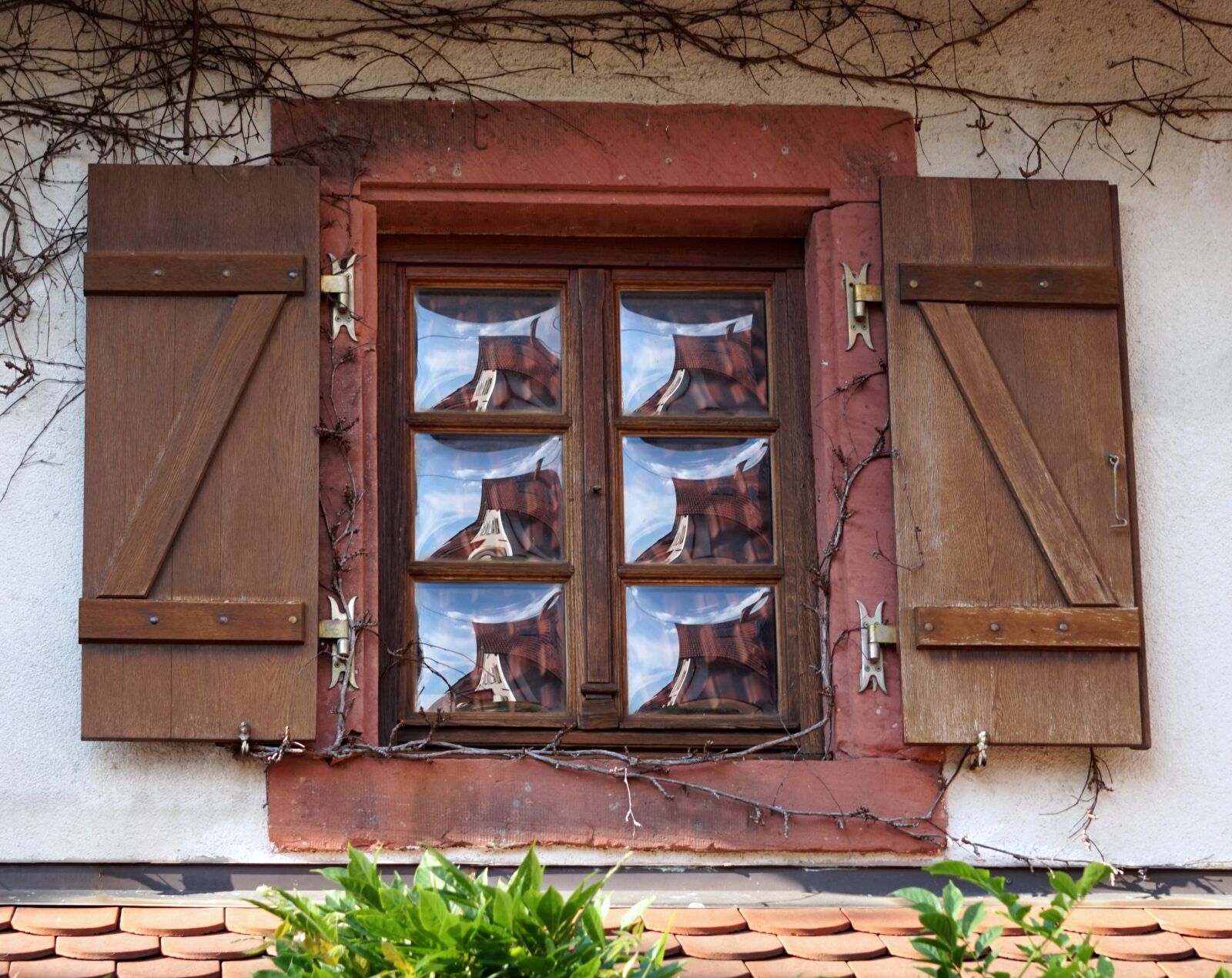 Sony Alpha a5000 (ILCE 5000) + Sony E 55-210mm F4.5-6.3 OSS sample photo. Window, historically, glass photography