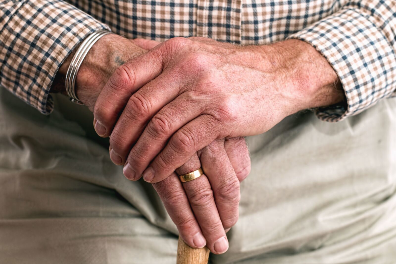 Canon EOS 70D sample photo. Man, hand, wedding ring photography