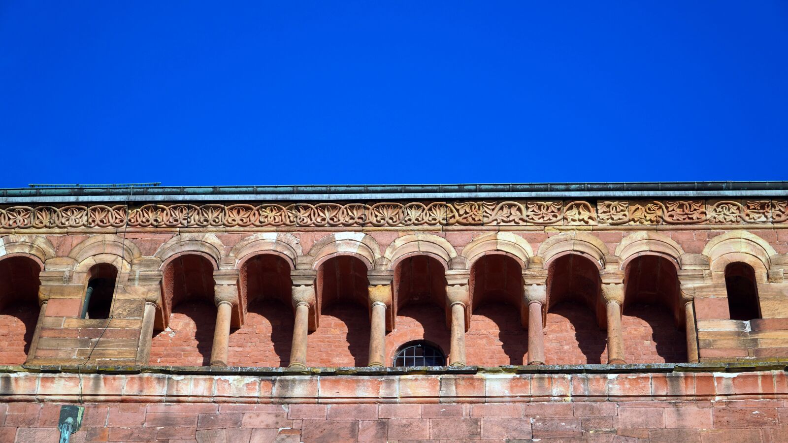 Sony E PZ 18-105mm F4 G OSS sample photo. Arcades, rhaeto romanic, architecture photography