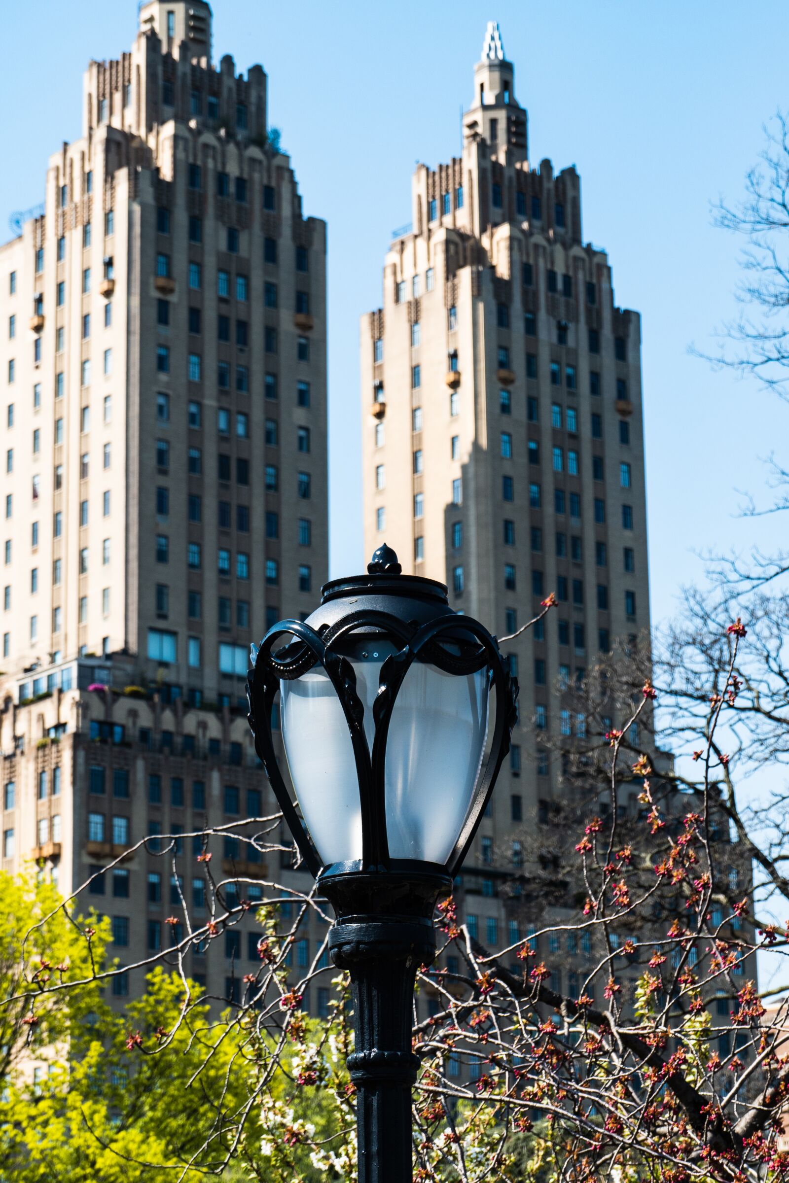 Panasonic Lumix DC-G9 + Panasonic Lumix G Vario HD 14-140mm F4-5.8 OIS sample photo. Street lamp, new york photography