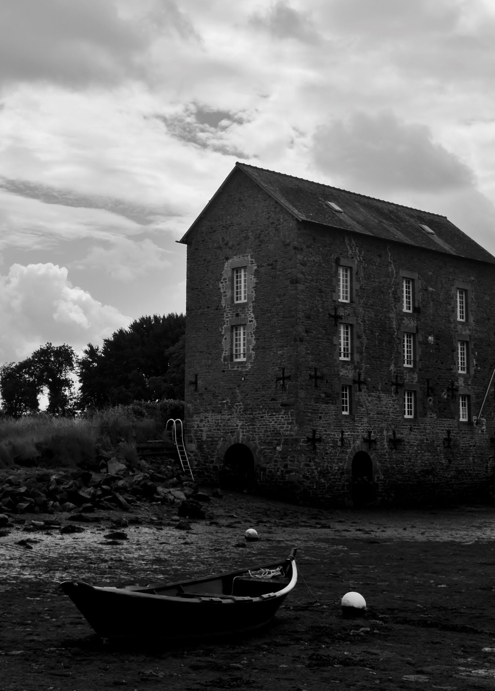 Canon EOS 1000D (EOS Digital Rebel XS / EOS Kiss F) sample photo. Boat, house, france photography