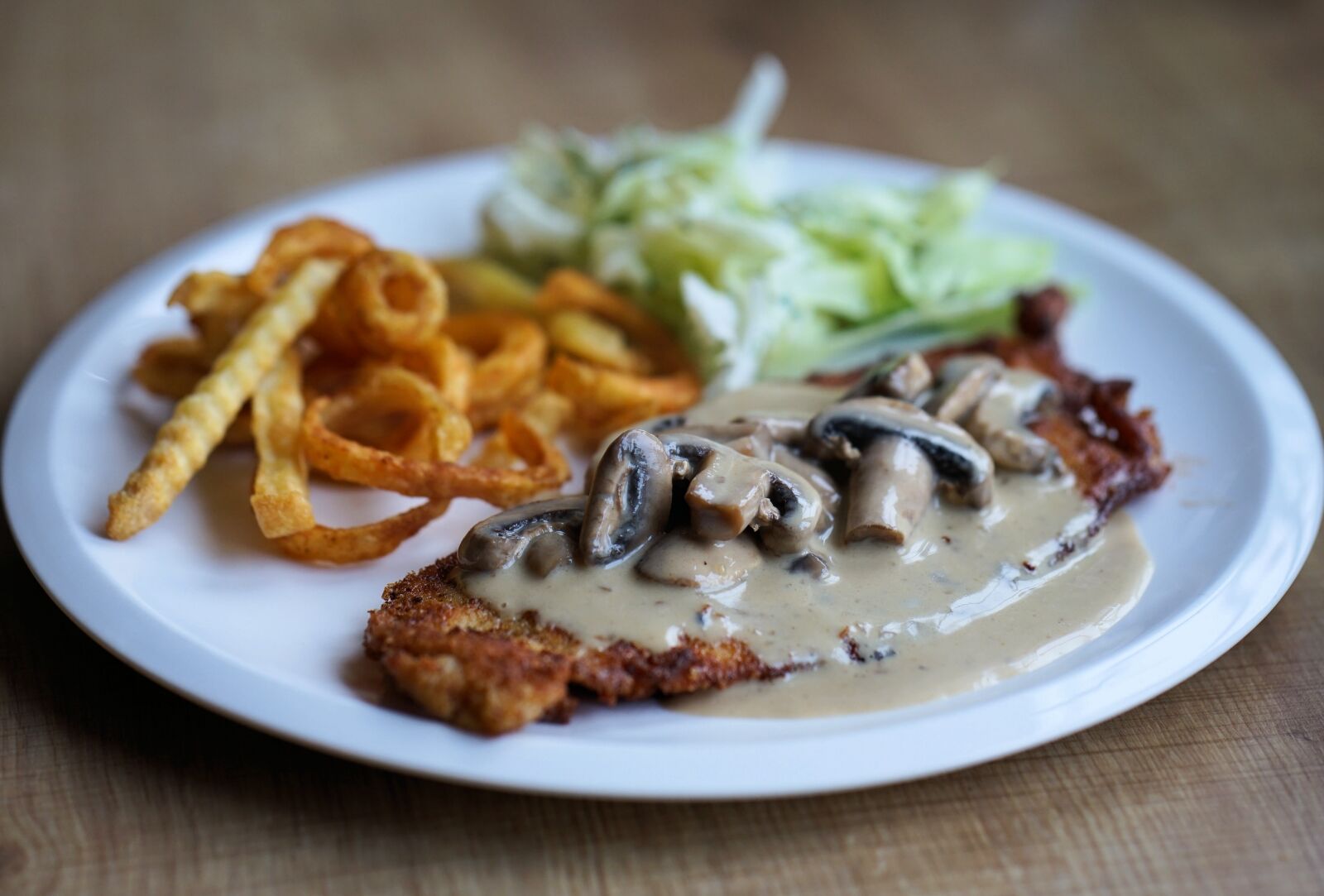ZEISS Batis 85mm F1.8 sample photo. Schnitzel, salad, french photography