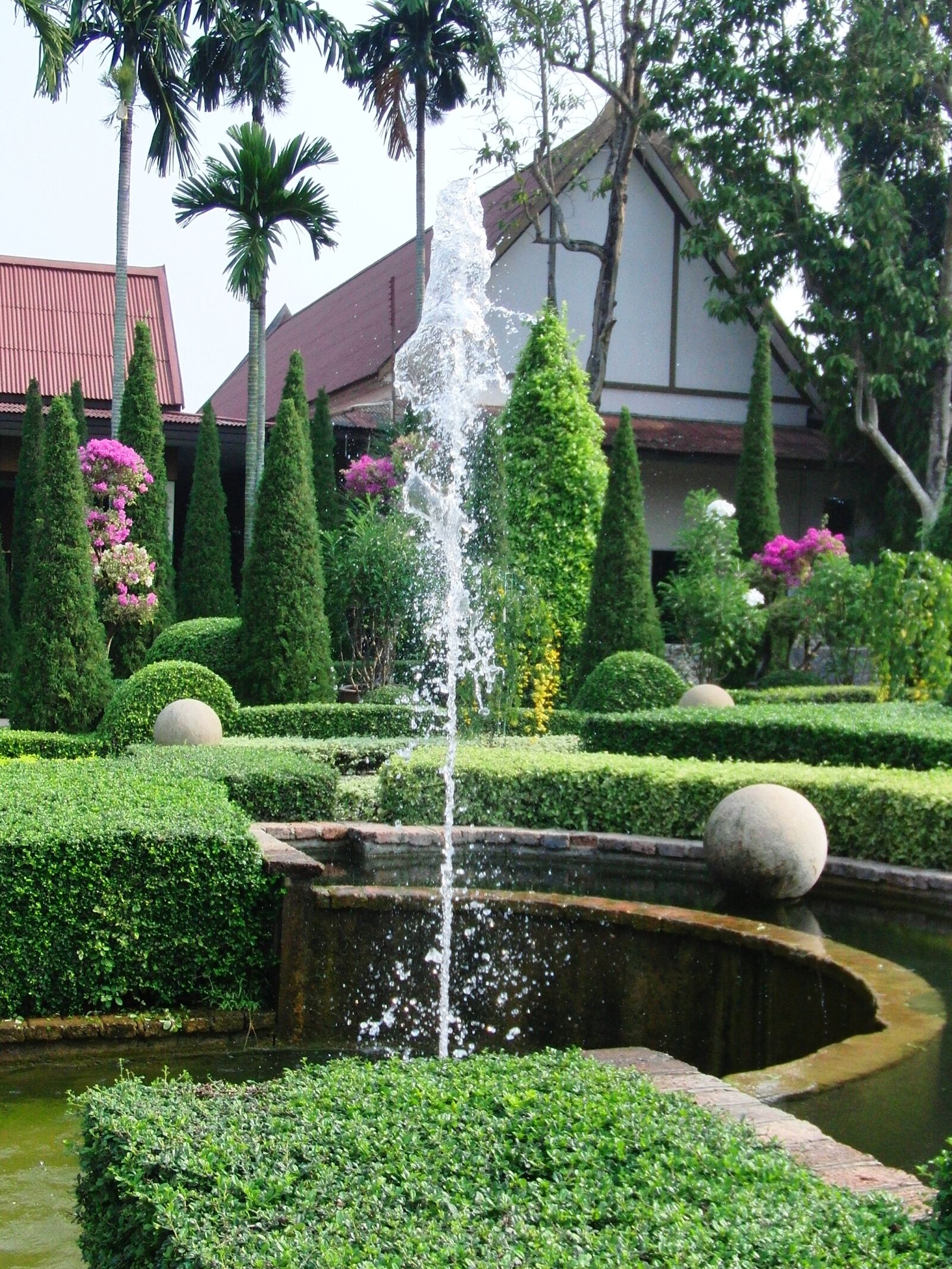 CASIO EX-FC100 sample photo. Fountain, spray, water photography