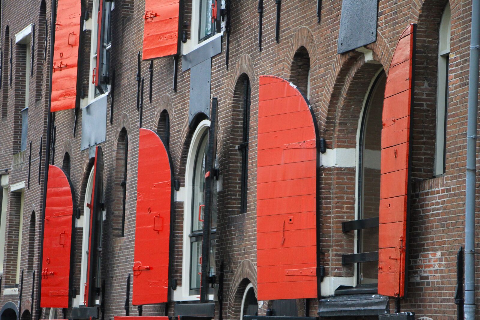 Canon EOS 7D + Canon EF-S 18-135mm F3.5-5.6 IS STM sample photo. Amsterdam, red, door photography