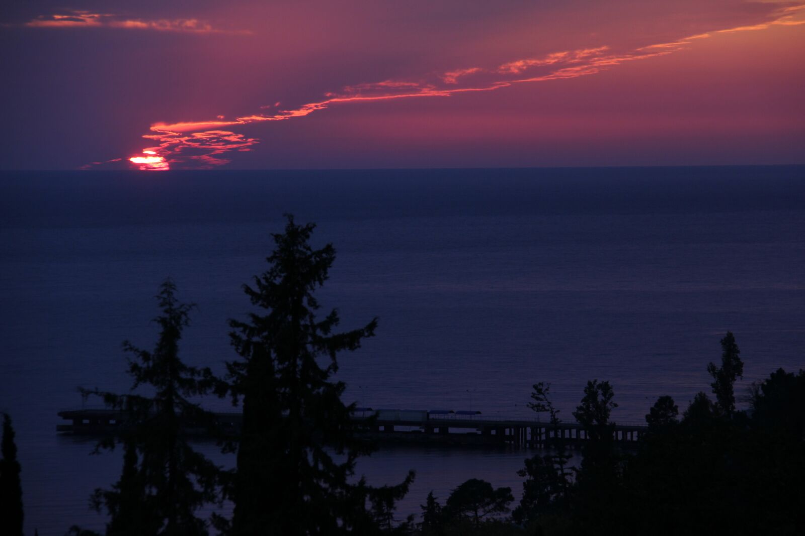 Canon EF-S 18-200mm F3.5-5.6 IS sample photo. Sunset, sea, pierce photography