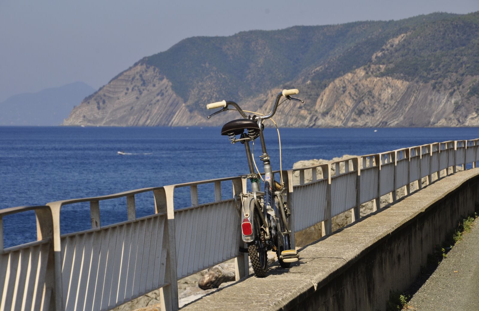 Nikon D5000 sample photo. Sea, costa, bicycle photography