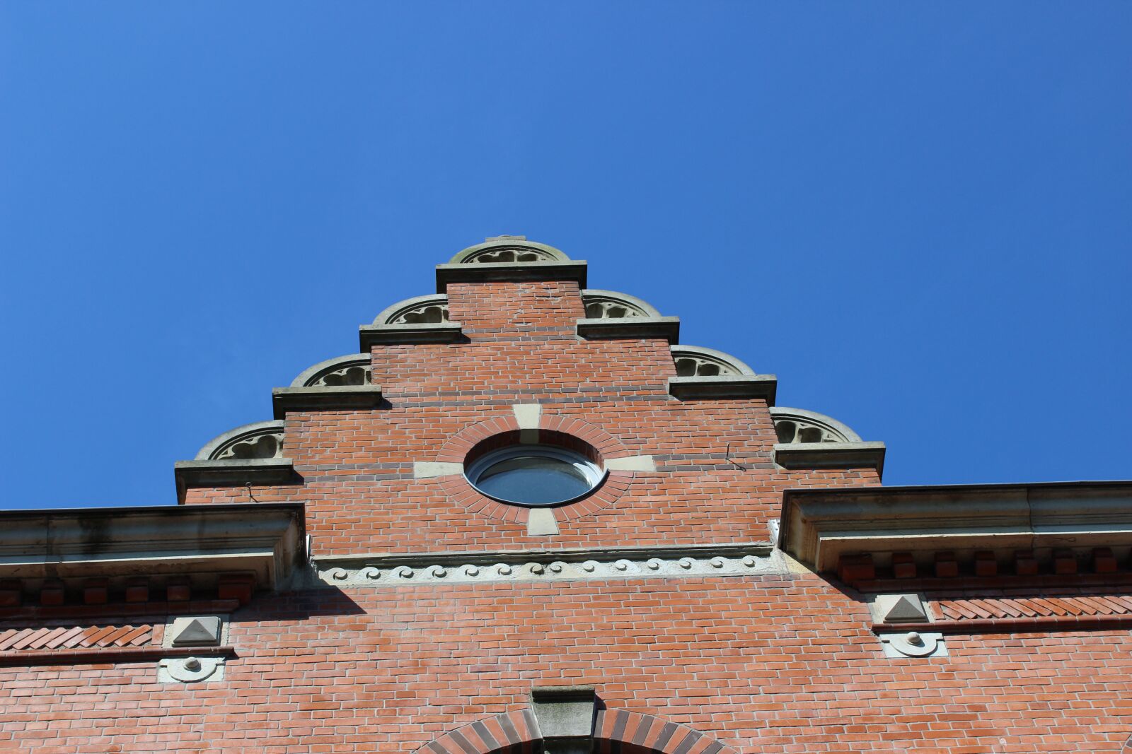 Canon EOS 600D (Rebel EOS T3i / EOS Kiss X5) sample photo. House, sky building, facade photography