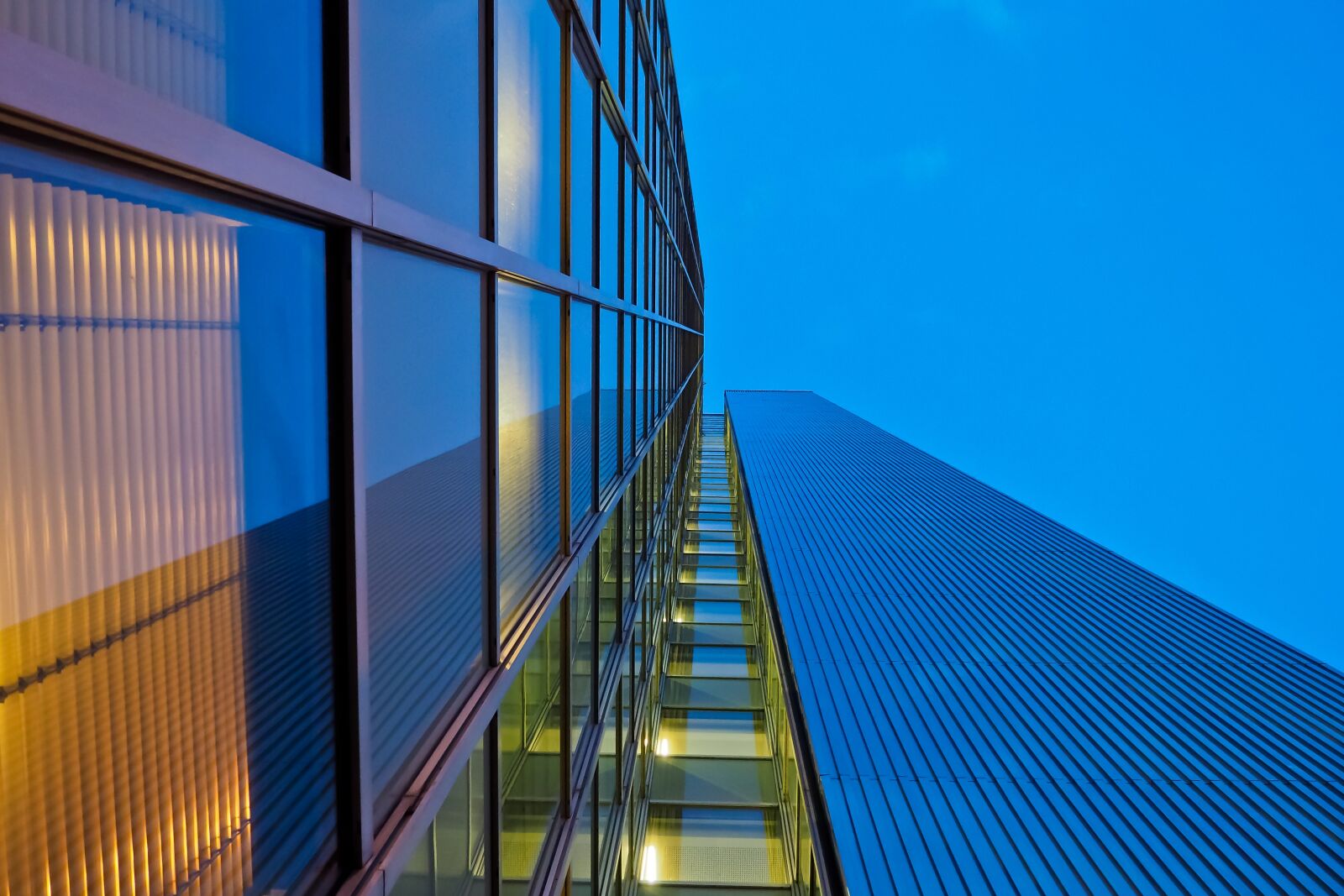Olympus OM-D E-M10 sample photo. Architecture, sky, glass photography