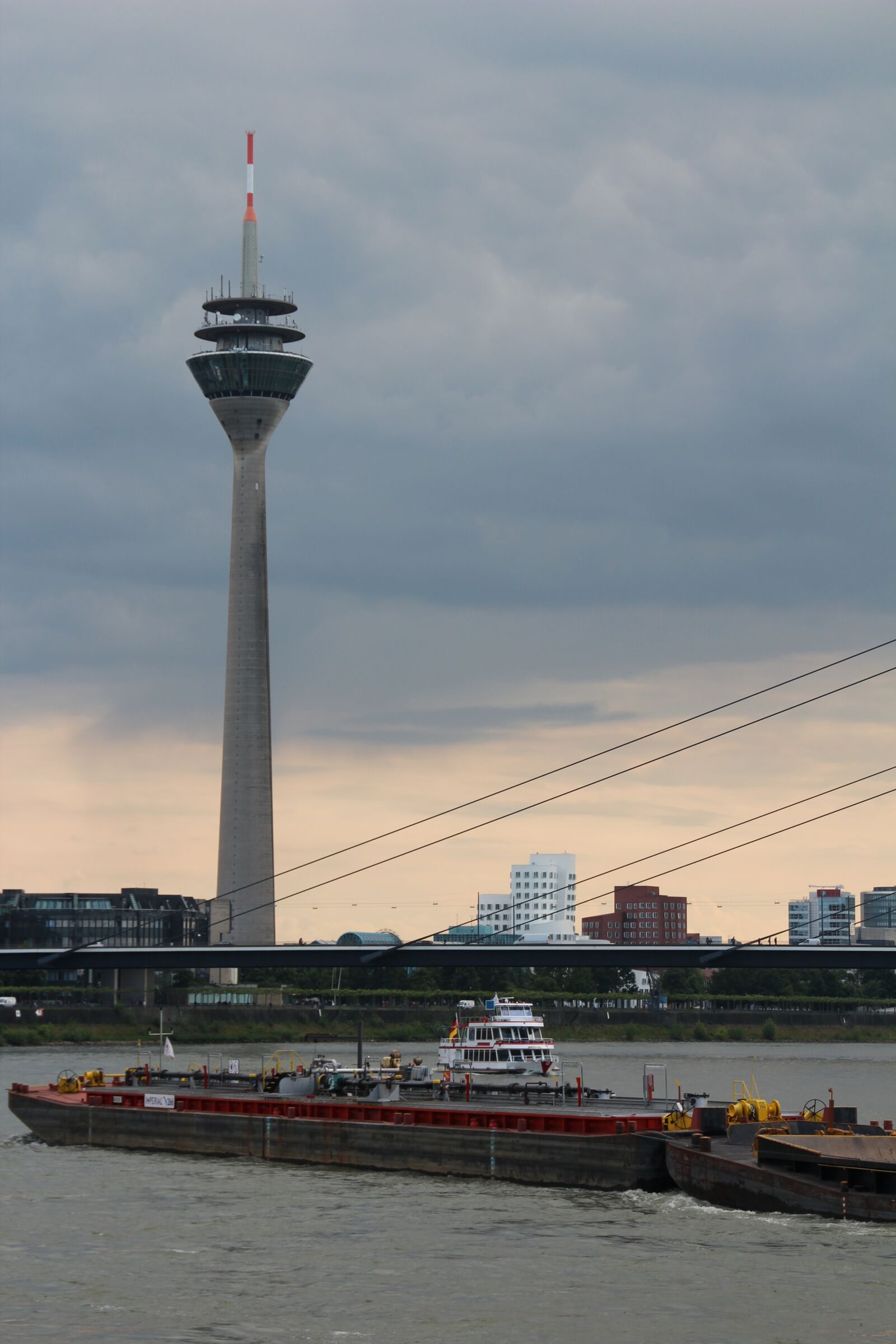Canon EOS 600D (Rebel EOS T3i / EOS Kiss X5) sample photo. D sseldorf, radio tower photography