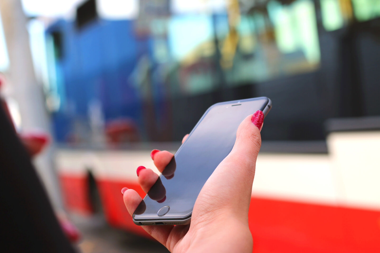 Canon EOS 70D + Canon EF 50mm F1.8 II sample photo. Apple, bus, hand, iphone, 6 photography