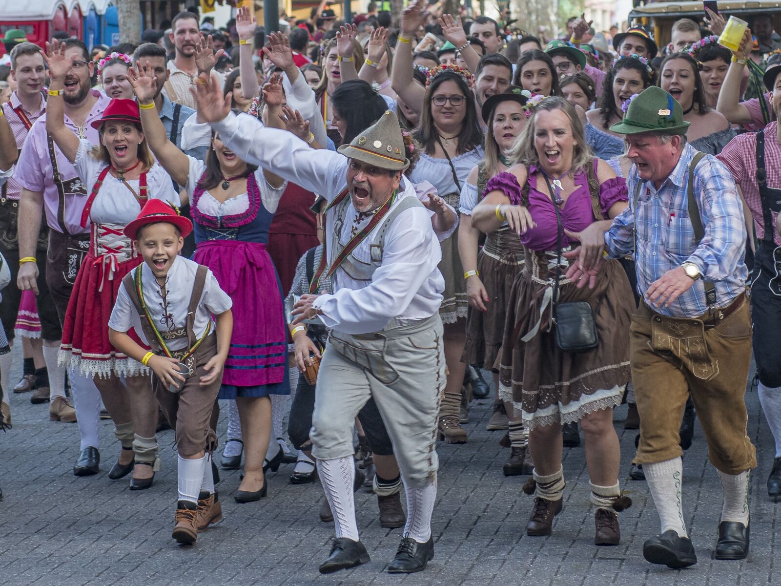 Nikon D5600 sample photo. Oktoberfest, parade, street photography