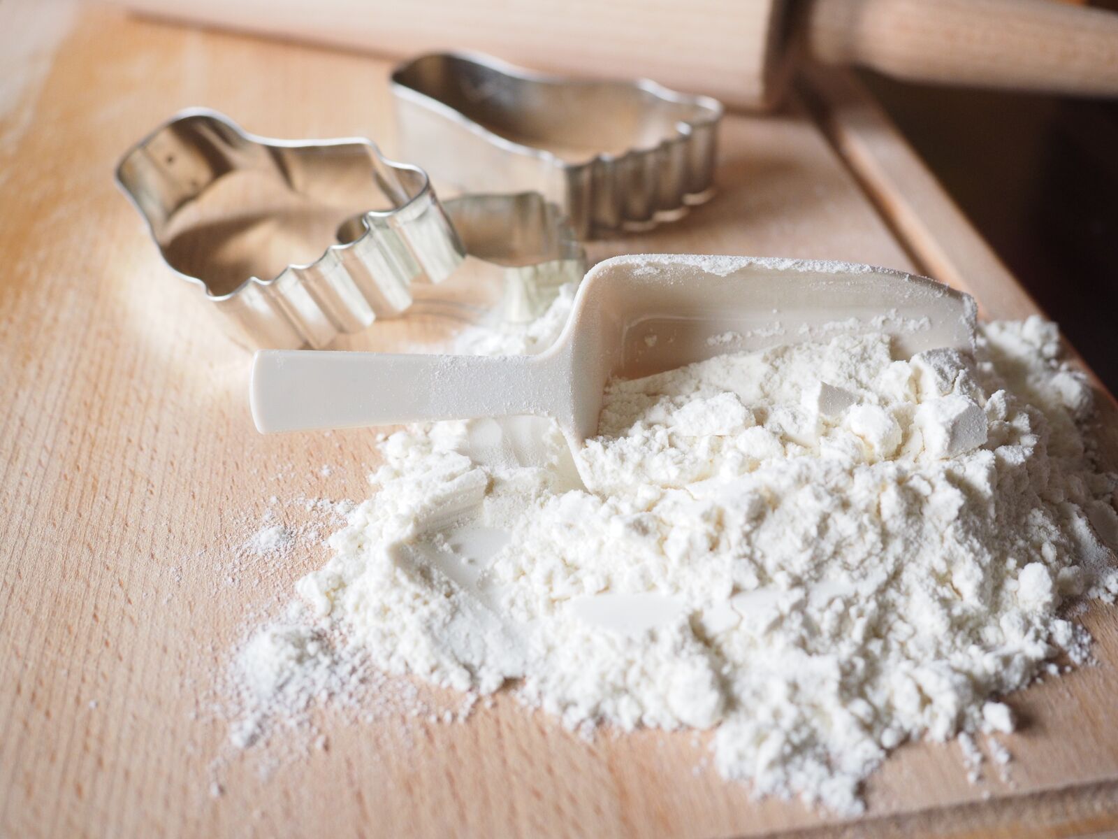 Olympus OM-D E-M1 + Olympus M.Zuiko Digital ED 12-40mm F2.8 Pro sample photo. Flour scoop, bake, flour photography