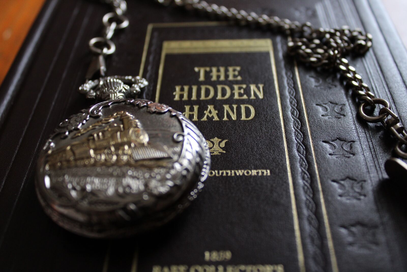 Canon EOS 1300D (EOS Rebel T6 / EOS Kiss X80) sample photo. Pocket watch, book, wealth photography