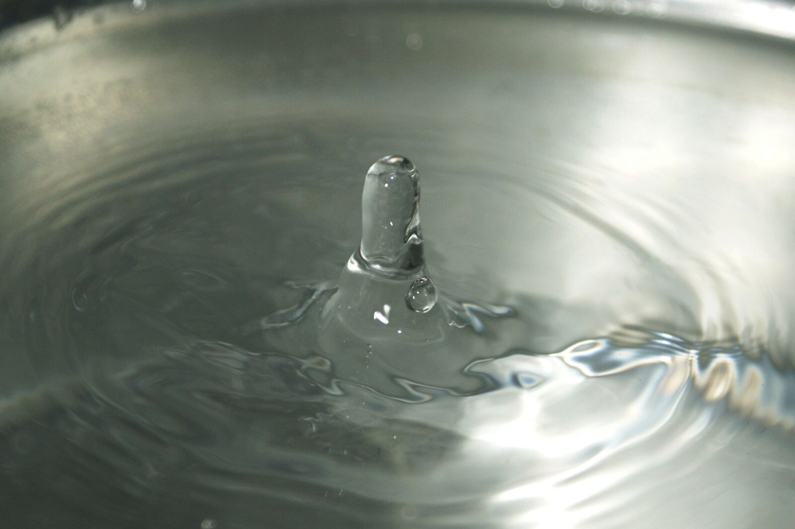 Sony Alpha DSLR-A390 sample photo. Fall, drop, of photography