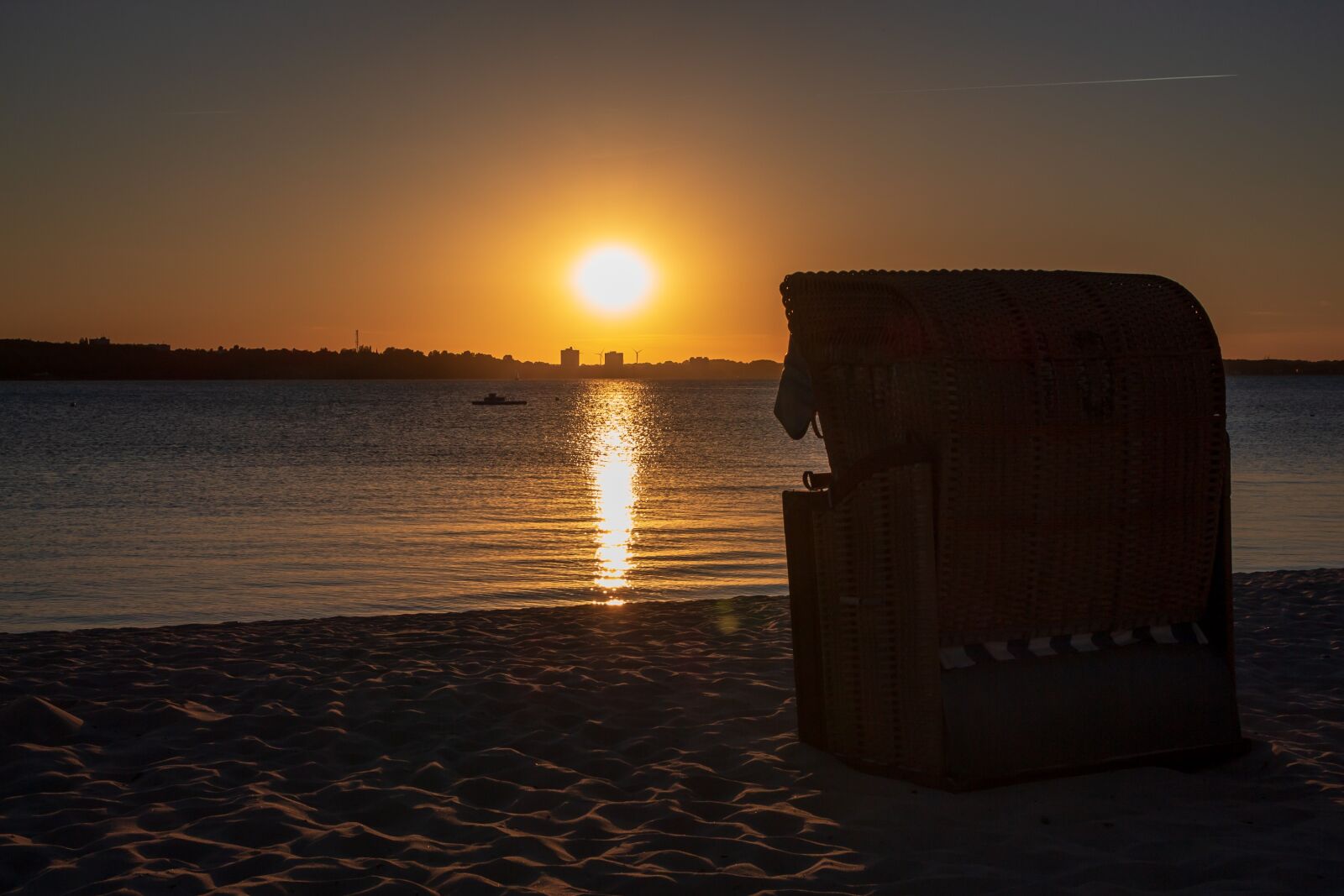 Canon EOS 700D (EOS Rebel T5i / EOS Kiss X7i) sample photo. Sunset, summer, laboe photography