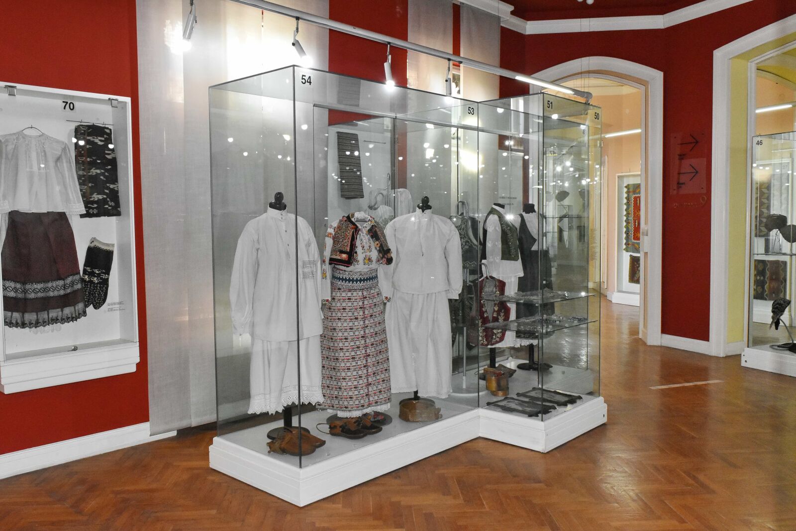 Nikon D5500 sample photo. Museum, stock, case, indoors photography