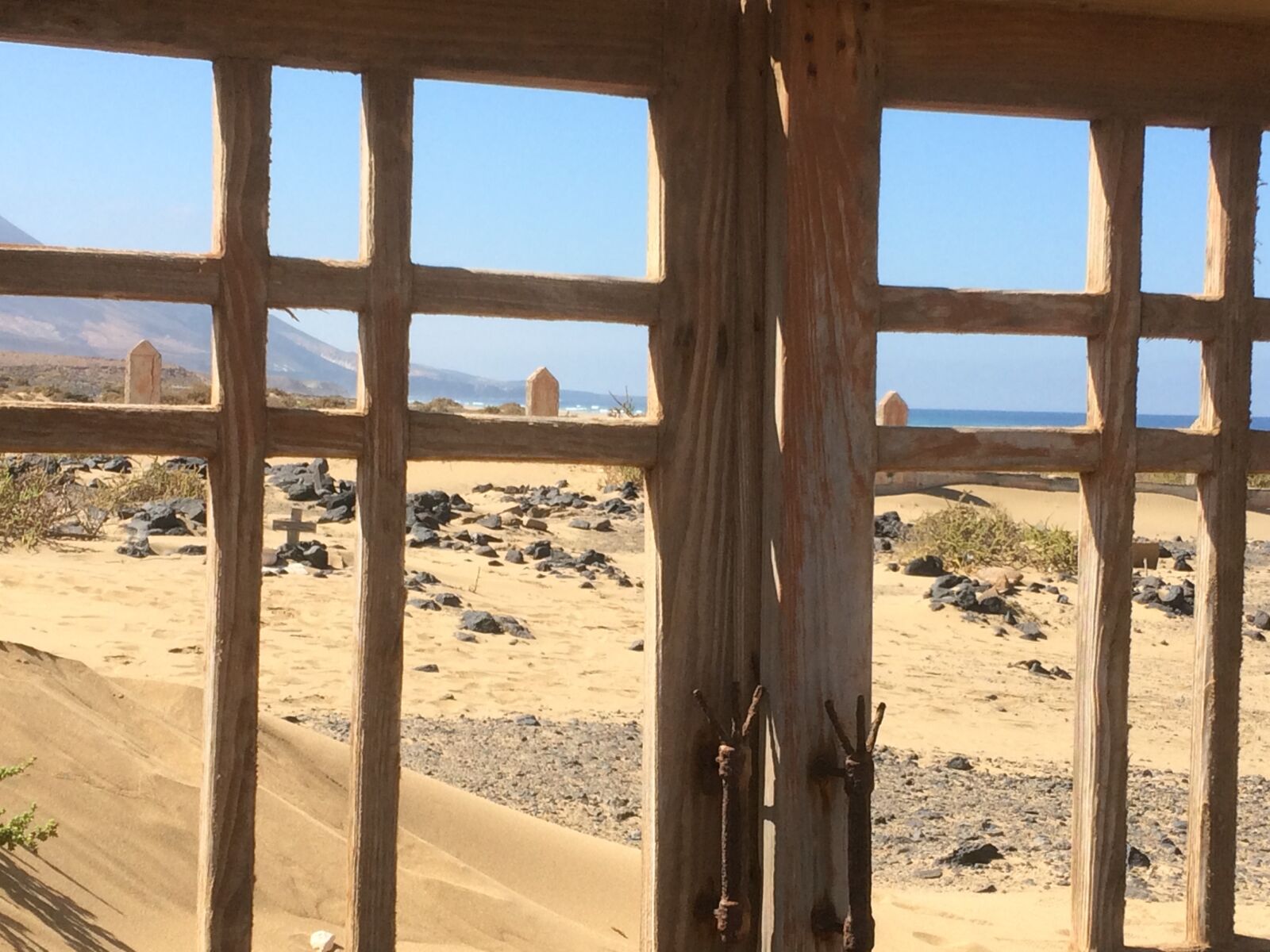 iPhone 5s back camera 4.15mm f/2.2 sample photo. Beach, window, sea photography