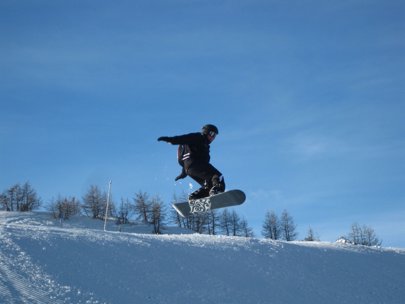 Canon PowerShot SD770 IS (Digital IXUS 85 IS / IXY Digital 25 IS) sample photo. Snowboard, jump, snow photography