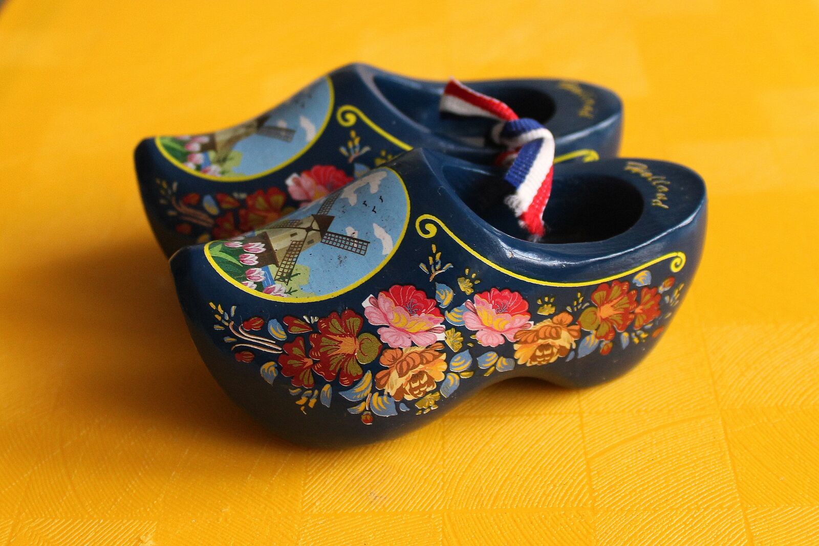 Canon EOS 1200D (EOS Rebel T5 / EOS Kiss X70 / EOS Hi) sample photo. Clogs, dutch shoes, decorative photography