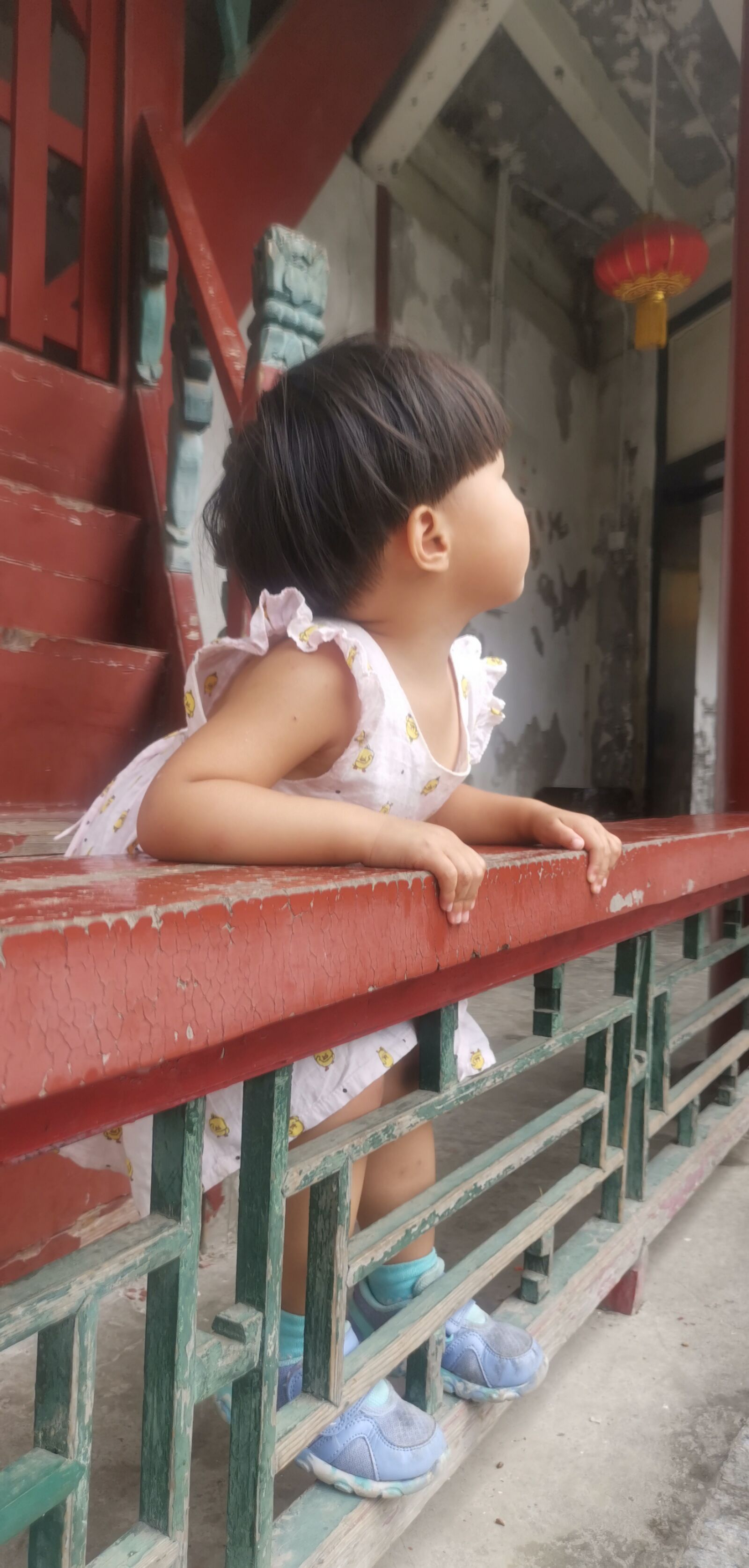 HUAWEI Mate 20 Pro sample photo. Peaceful, child, ancient architecture photography