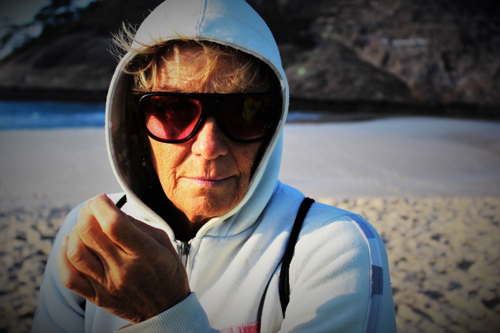 Canon EOS 1200D (EOS Rebel T5 / EOS Kiss X70 / EOS Hi) sample photo. Elderly woman, woman, beach photography