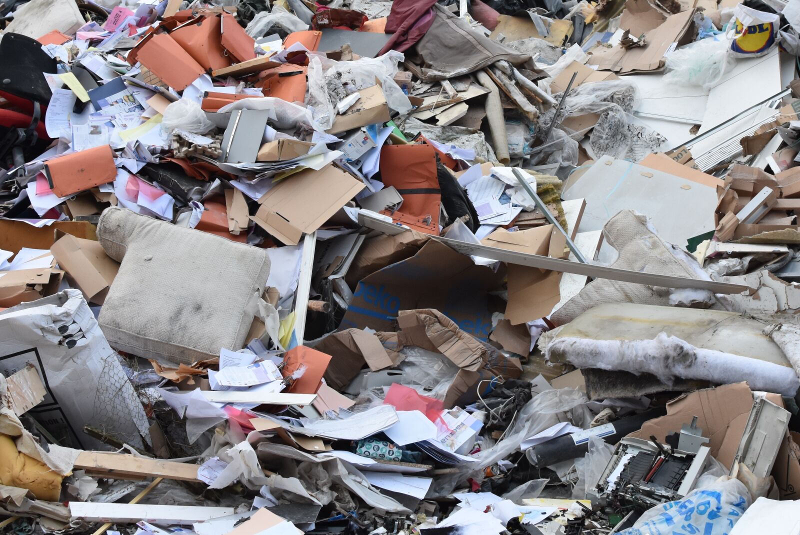 Nikon D7200 sample photo. Garbage, dirt, waste photography