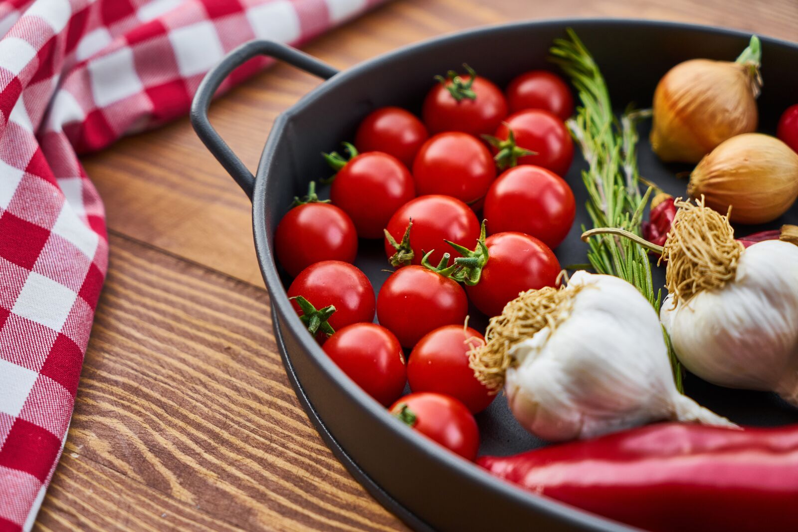 Sony a7R II sample photo. Tomato, garlic, pepper photography