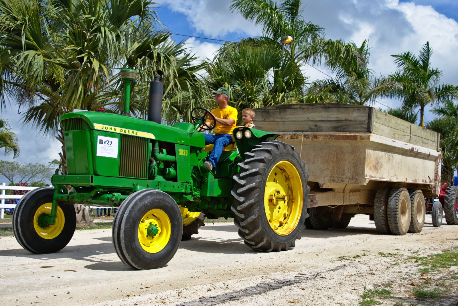 Nikon D7200 sample photo. Tractor, transportation system, vehicle photography
