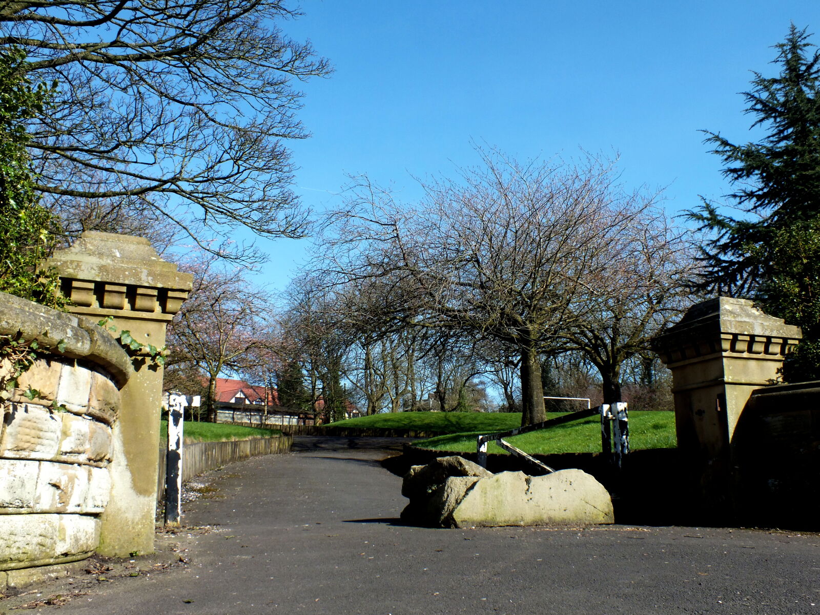 FujiFilm FinePix HS20 EXR (FinePix HS22 EXR) sample photo. Gate, nature, park, stone photography