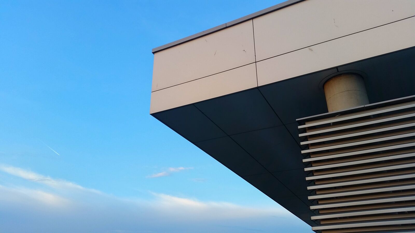 Samsung Galaxy S5 sample photo. Architecture, blue, building, corner photography