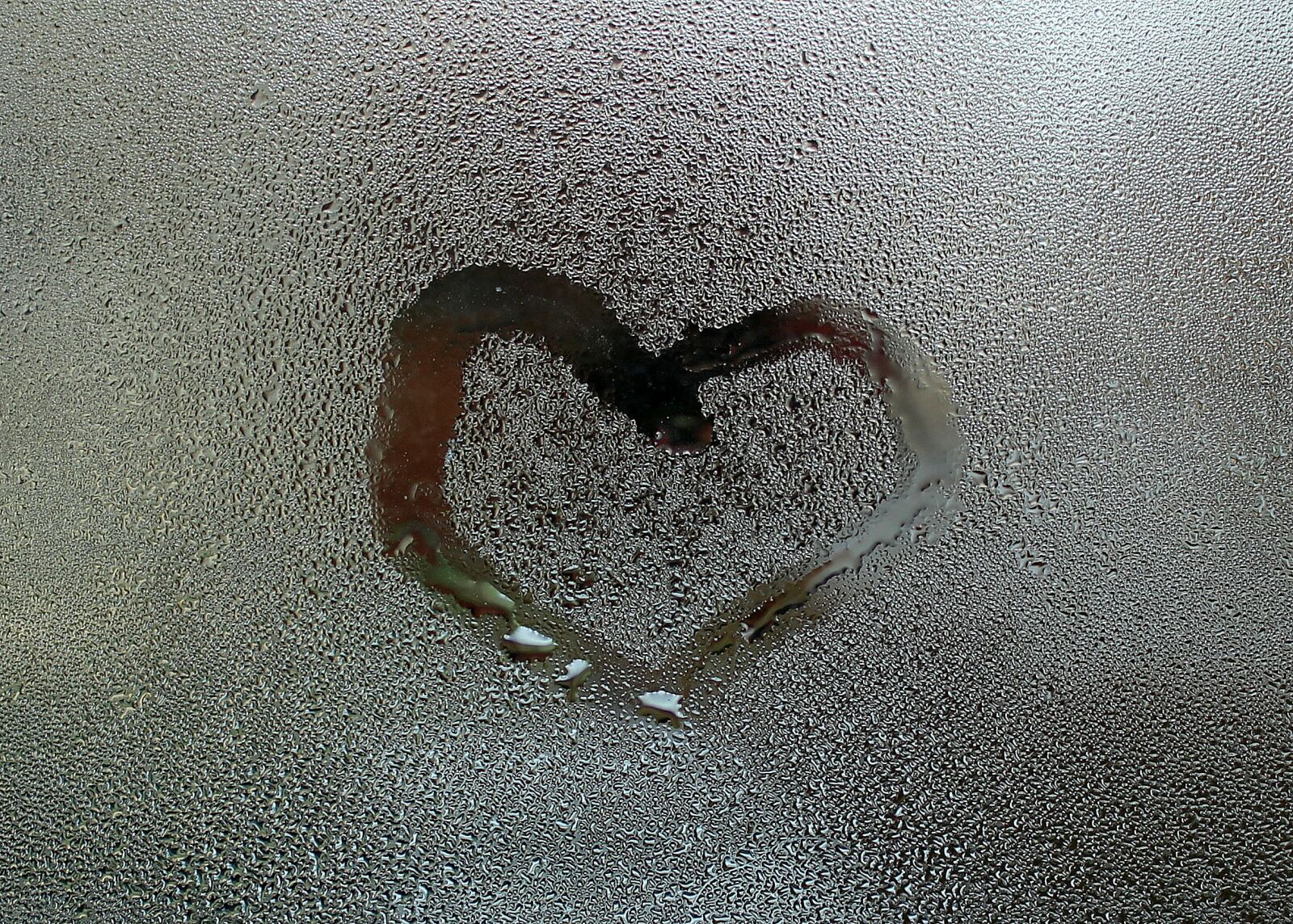 Canon EOS 1200D (EOS Rebel T5 / EOS Kiss X70 / EOS Hi) sample photo. Heart, pane, droplets of photography